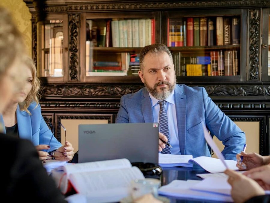 Hrvoje Krivić u razgovoru s klijentima u odvjetničkom uredu Krivić, Krivić, Aćimović i Ranđelović